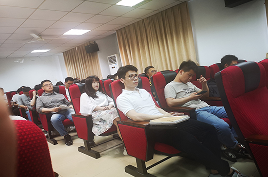 1635488593256562JsFy.jpg 报告会现场2.jpg