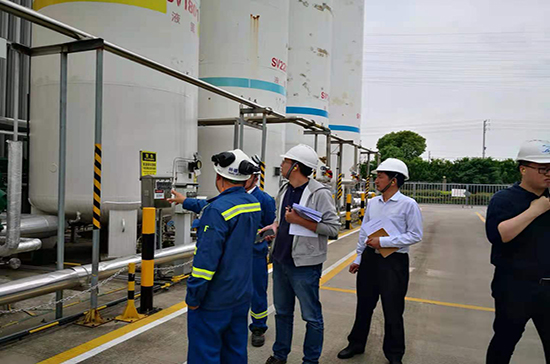 1638320812167216oE6t.jpg 专家一行在企业调研.jpg